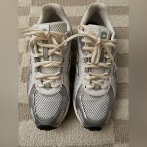 New Balance 204L Sneakers